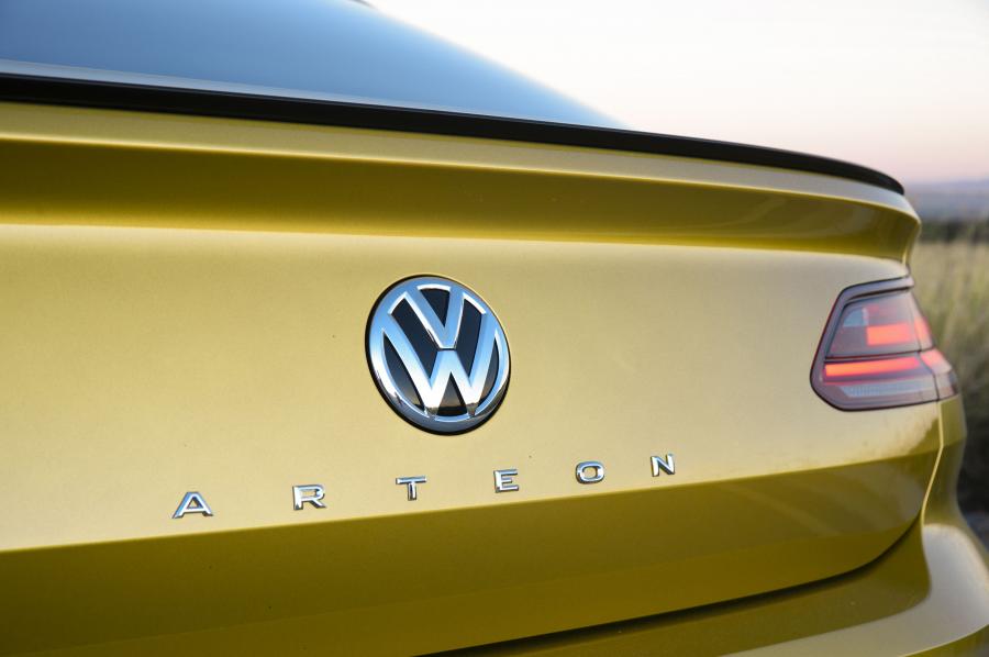 Логотип Volkswagen Arteon R-Line 2018 года  (ZA) (фото 20 из 25)
